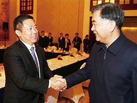 十九屆中央政治局常委，第十三屆全國政協主席汪洋與周海江握手合影